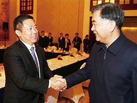 十九屆中央政治局常委，第十三屆全國政協主席汪洋與周海江握手合影